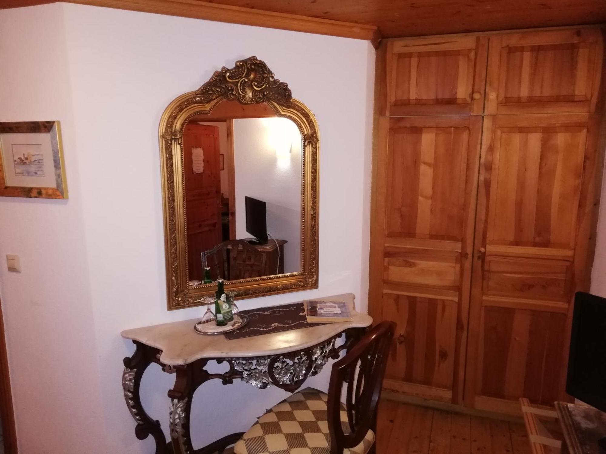 Alte Schreinerei-Auberge Harlekin Randegg Bilik gambar